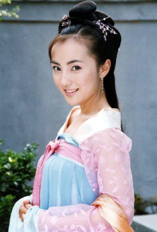 她与影后同名,嫁日版F4后息影却遭劈腿,如今独自带子定居国外