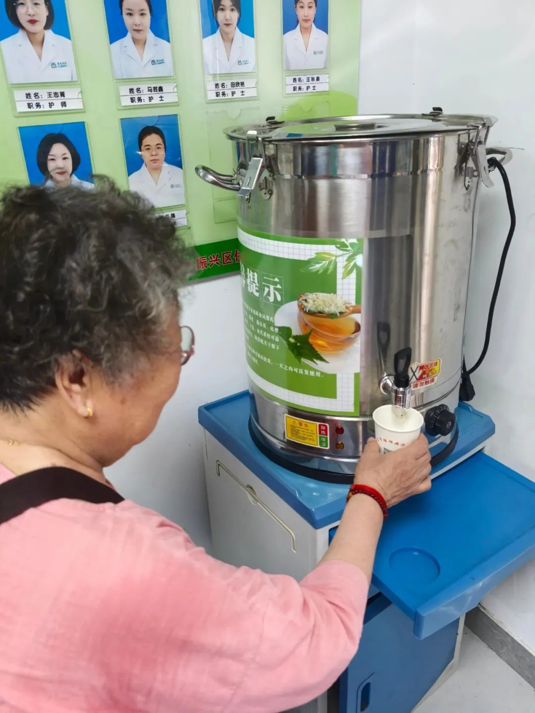 【点赞】候诊时，来一杯免费中药茶饮！
