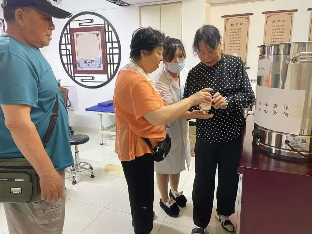 振兴区公立医疗机构 便民中药茶饮 服务点_振兴区中医药文化科普宣传栏_中医药知识宣传栏照片