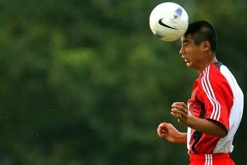 少年足球技术与训练完全图解_头球最佳位置_头球基础技术动作