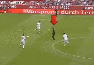 头球最佳位置_少年足球技术与训练完全图解_头球基础技术动作