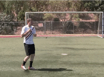 头球最佳位置_少年足球技术与训练完全图解_头球基础技术动作