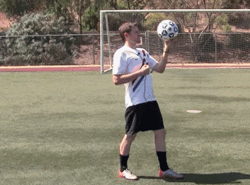 头球基础技术动作_少年足球技术与训练完全图解_头球最佳位置