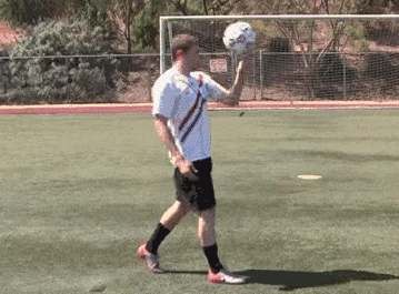 头球最佳位置_头球基础技术动作_少年足球技术与训练完全图解