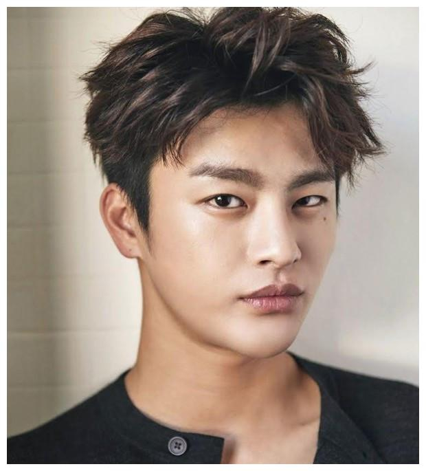 韩国比较有名的男模特_韩国最帅男演员排名_韩国历史上最帅的演员名单