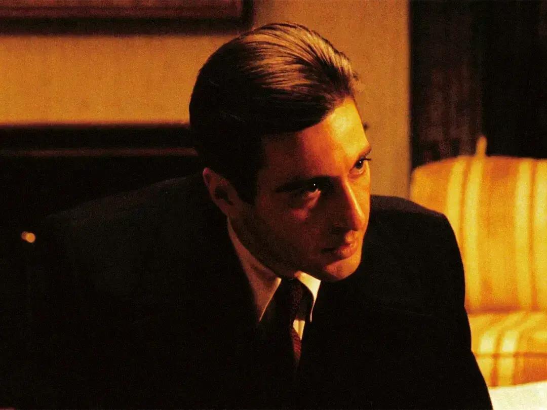 马龙·白兰度演教父时多大年纪_马龙·白兰度表演风格研究_马龙·白兰度演技创新