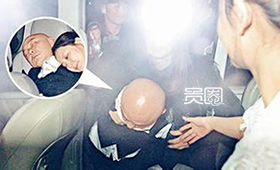 张卫健在好友婚礼上大醉被人抬出来