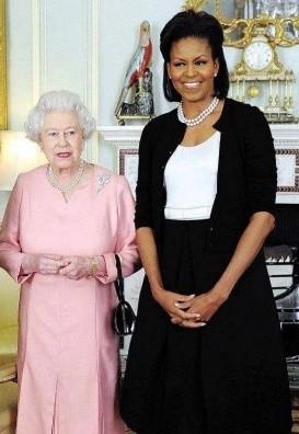 英国女王蜥蜴人，为何说英国皇室全是蜥蜴人（12年前搂着英女王触犯王室禁忌）