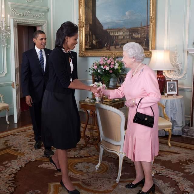 英国女王蜥蜴人，为何说英国皇室全是蜥蜴人（12年前搂着英女王触犯王室禁忌）