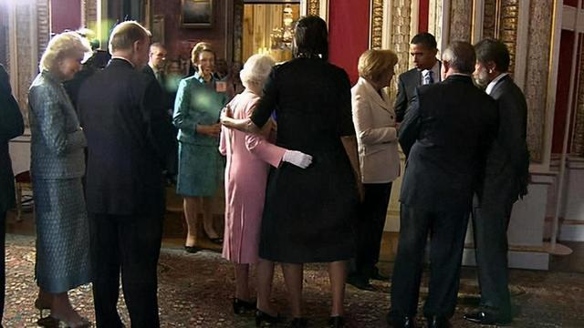 英国女王蜥蜴人，为何说英国皇室全是蜥蜴人（12年前搂着英女王触犯王室禁忌）