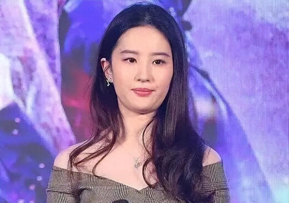 女明星年龄变化_中国女明星变成巨人_刘亦菲身材变化