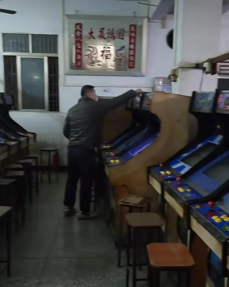 街机模拟器中文免安装版_街机游戏厅 小混混 借币经历_老游戏厅回忆录 街机时代 摇杆手柄操作