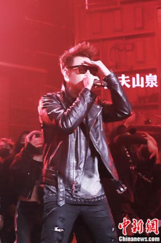 《中国有嘻哈》吴亦凡公演遇“突发状况”