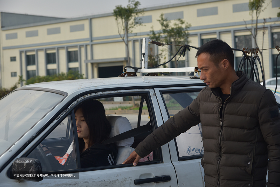 打方向盘技巧_小汽车方向盘打法视频_倒车入库方向盘操作