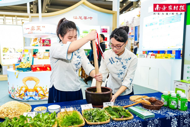 在汕尾展区,市民游客可体验陆河客家擂茶制作技艺。