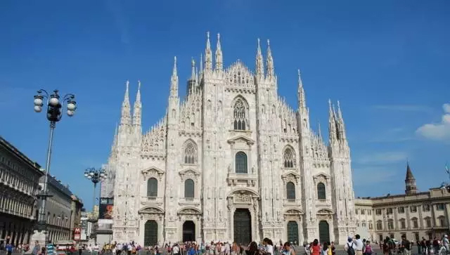 网红papi酱首单广告拍出2200万_网红创业价值_Papi酱2200万广告拍卖