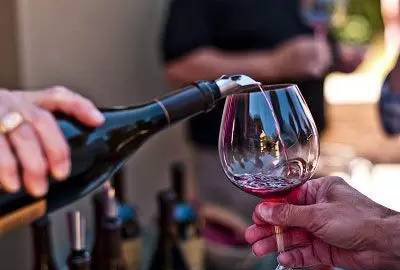 Papi酱2200万广告拍卖_网红papi酱首单广告拍出2200万_网红创业价值