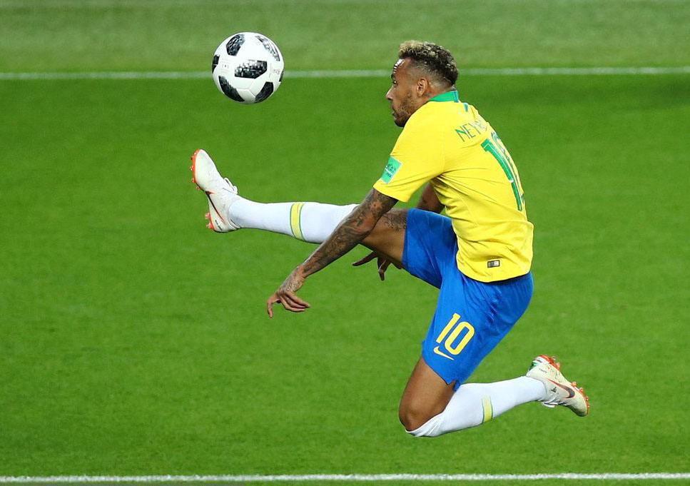 停球技术要领_原地停球正确肢势_足球就用脚接好反弹球而言