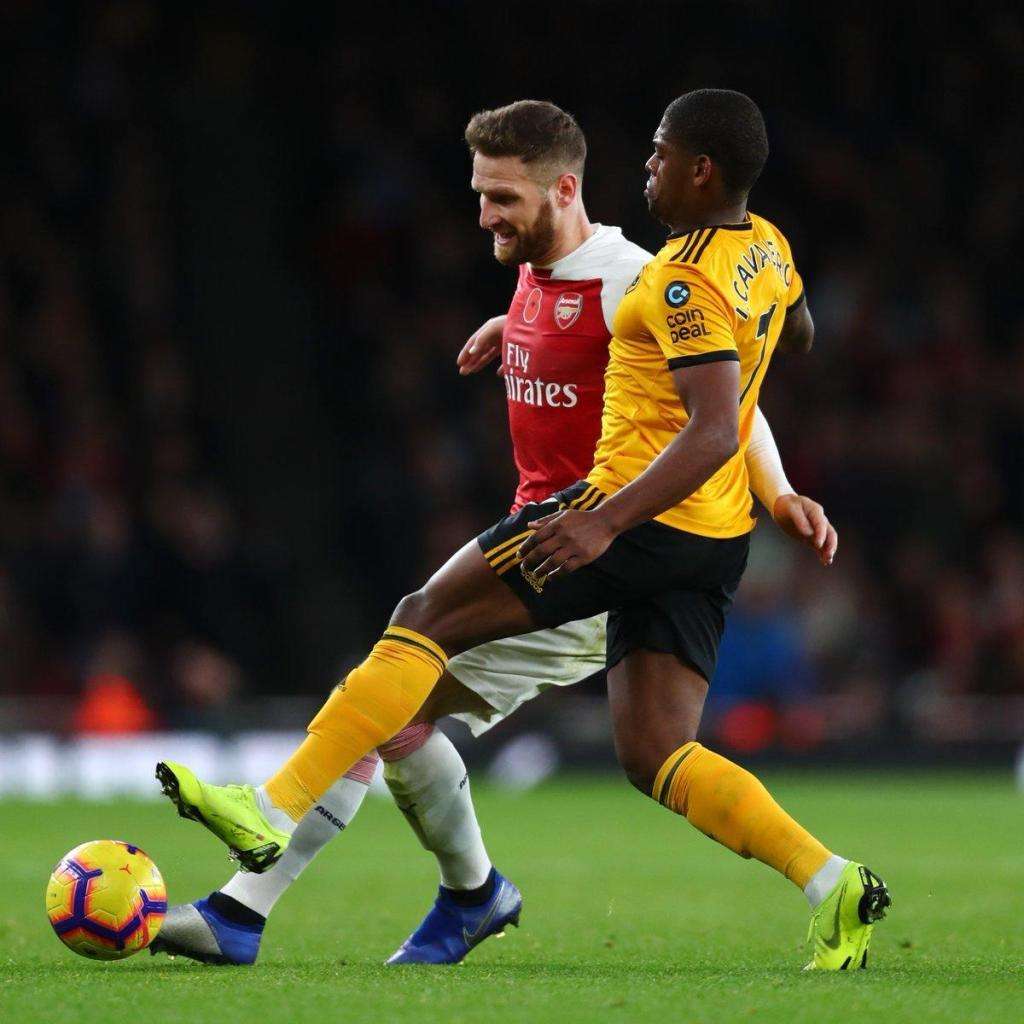 足球就用脚接好反弹球而言_原地停球正确肢势_停球技术要领