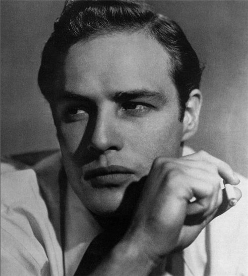 “教父”白兰度:女性为他痴迷,男性为他倾倒,浪子一生终害己