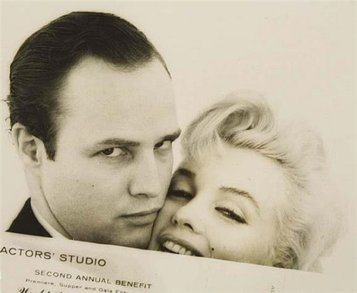 马龙·白兰度演教父时多大年纪_马龙·白兰度 两次奥斯卡最佳男演员奖 教父 生涯混乱