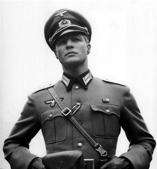 马龙·白兰度演教父时多大年纪_马龙·白兰度 两次奥斯卡最佳男演员奖 教父 生涯混乱