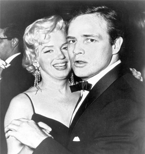 马龙·白兰度 两次奥斯卡最佳男演员奖 教父 生涯混乱_马龙·白兰度演教父时多大年纪