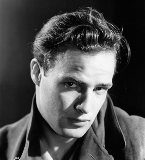 马龙·白兰度演教父时多大年纪_马龙·白兰度 两次奥斯卡最佳男演员奖 教父 生涯混乱