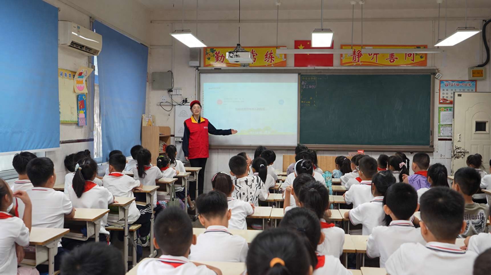国网新密市供电公司：安全用电进校园 护航金秋新学期
