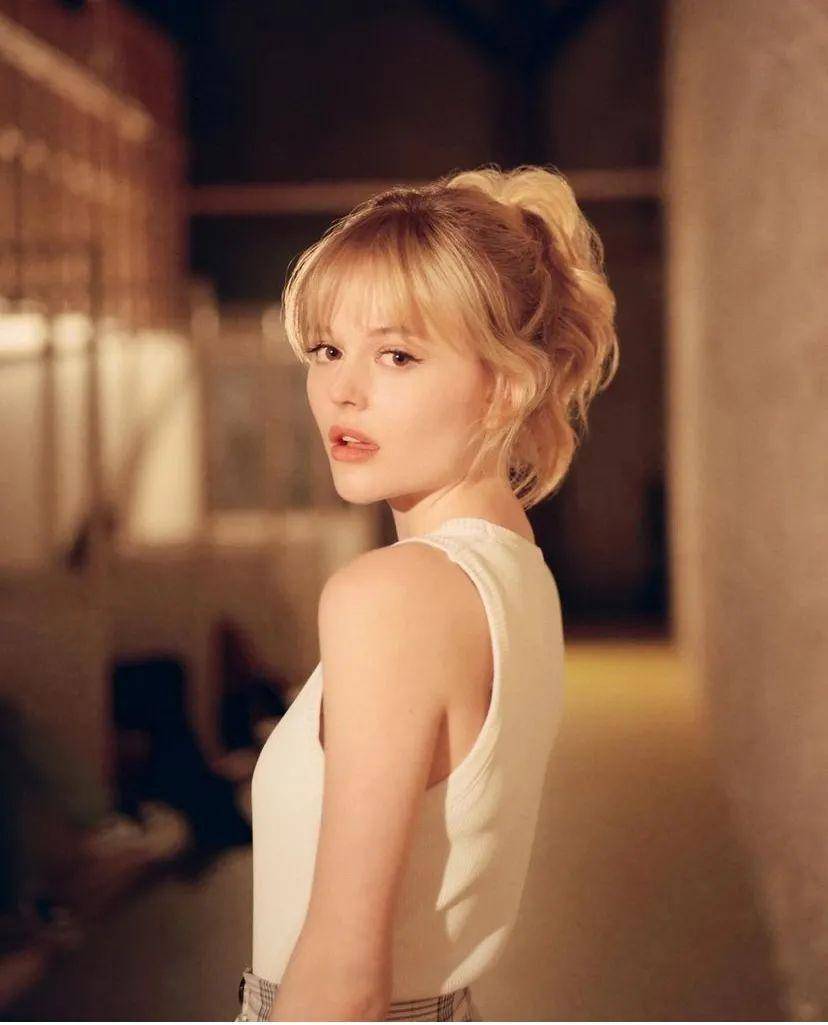 新版绯闻女孩剧情设定_绯闻女孩william是谁_社交媒体影响年轻群体