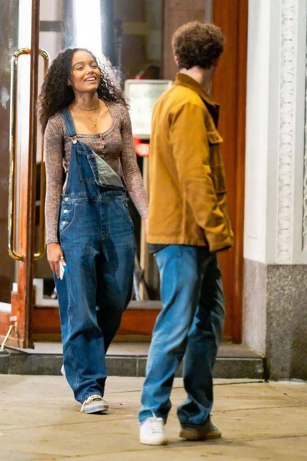 社交媒体影响年轻群体_新版绯闻女孩剧情设定_绯闻女孩william是谁