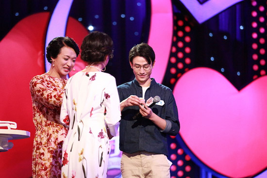 中国式相亲收官之夜 父母疯狂爆灯 秀身材走T台_中国式相亲爸妈团表现抢眼 5家庭同时爆灯 幸运儿诞生_中国式相亲周子扬微博