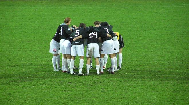 罚球点距离球门11米原因_点球距离球门12码有何科学依据_足球比赛11人规则