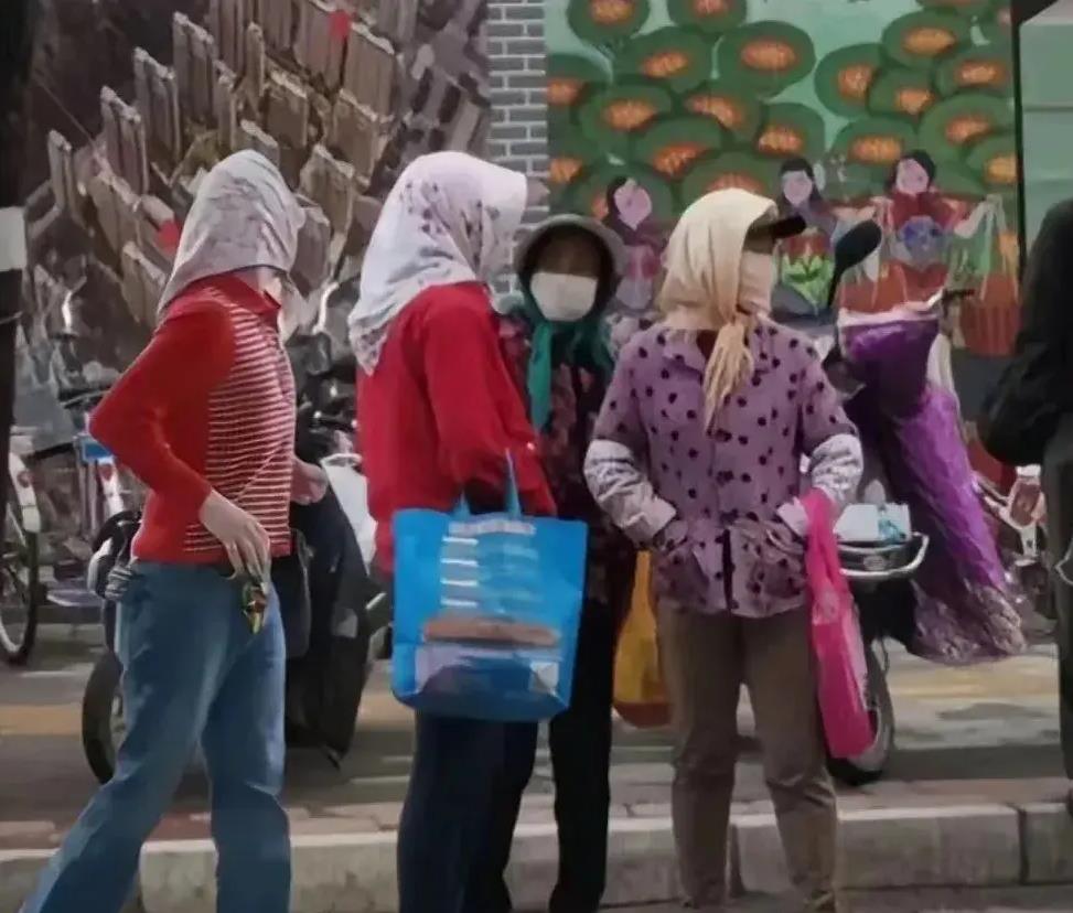 权志龙近期时尚风格_韩国男歌手服装图片_权志龙头巾造型搭配