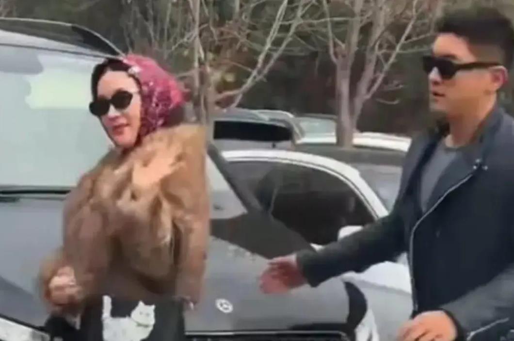 权志龙近期时尚风格_权志龙头巾造型搭配_韩国男歌手服装图片