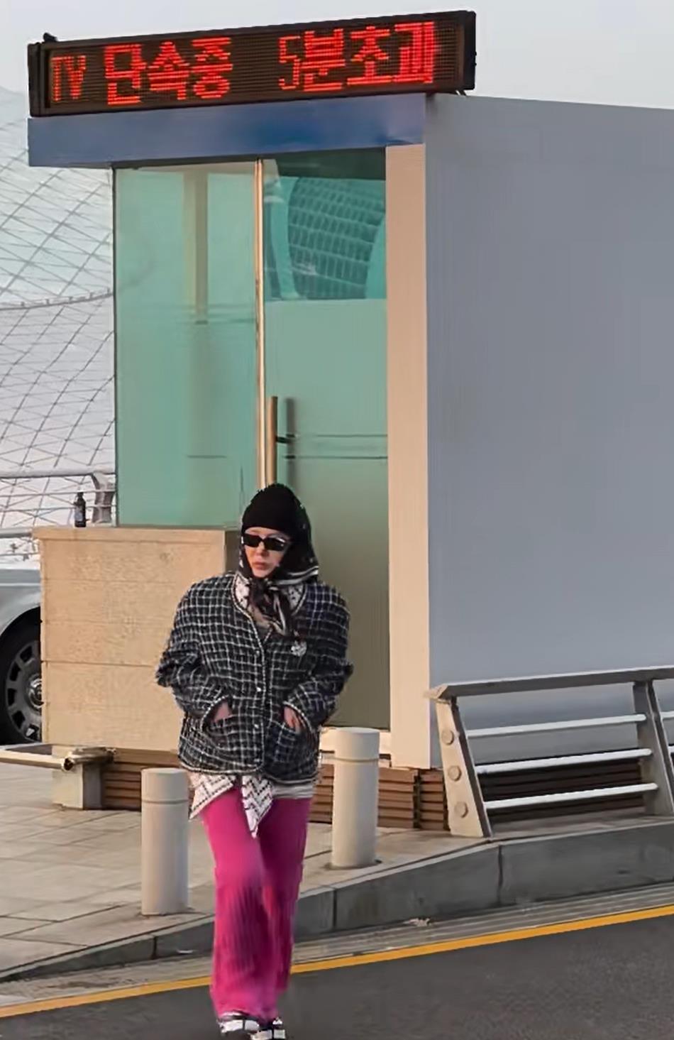 韩国男歌手服装图片_权志龙头巾造型搭配_权志龙近期时尚风格