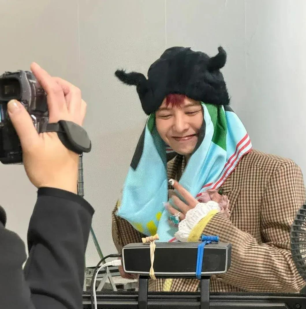 韩国男歌手服装图片_权志龙头巾造型搭配_权志龙近期时尚风格