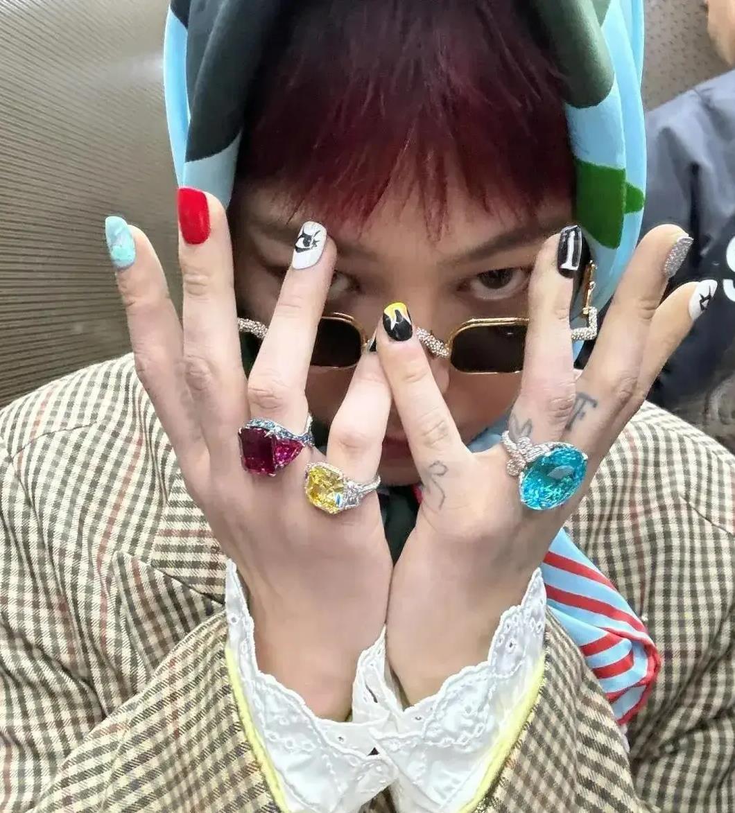 韩国男歌手服装图片_权志龙头巾造型搭配_权志龙近期时尚风格