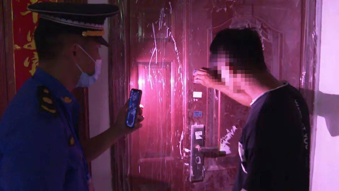 处罚乱贴小广告_乱贴广告不去处理可以吗_清理小区小广告