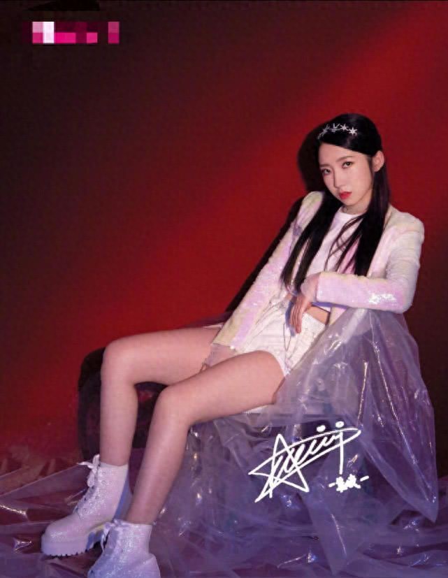 火箭少女新海报 孟美岐吴宣仪高冷气质 杨超越段奥娟yamy赖美云紫宁sunnee李紫婷傅菁徐梦洁_火箭少女c位海报