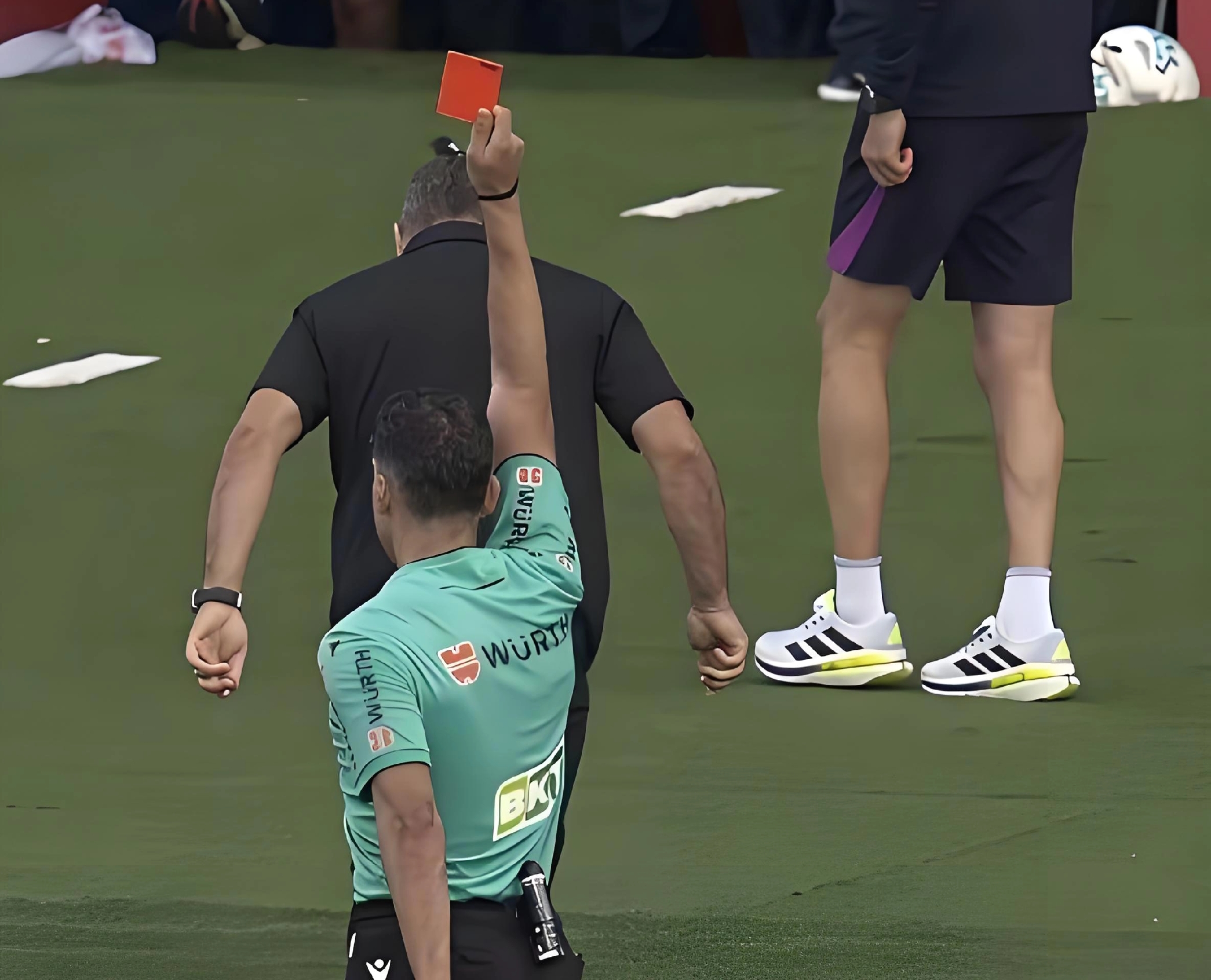 西甲国家德比战术调整_足球战术有具体哪些_巴萨对阵皇马战术