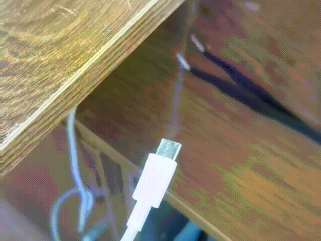劣质充电线与优质充电线区别_手机充电器实物图讲解_充电线安全使用误区