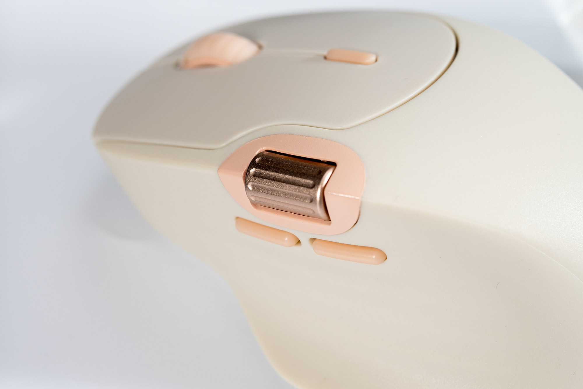 小手游戏鼠标推荐2025_雷柏MT560鼠标 人体工学设计 多设备无线连接