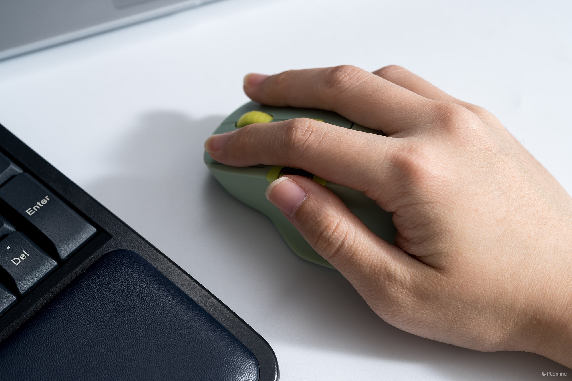 雷柏MT560鼠标 人体工学设计 多设备无线连接_小手游戏鼠标推荐2025