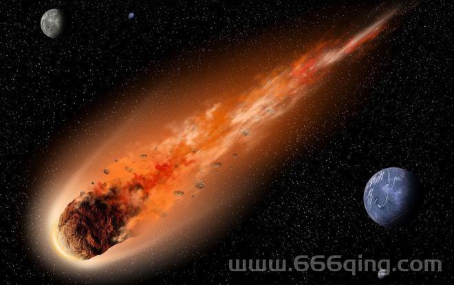 巨型火球夜空划过 瞬间强光照亮黑夜