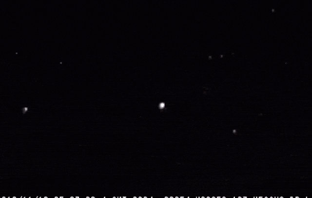 巨型火球夜空划过 瞬间强光照亮黑夜