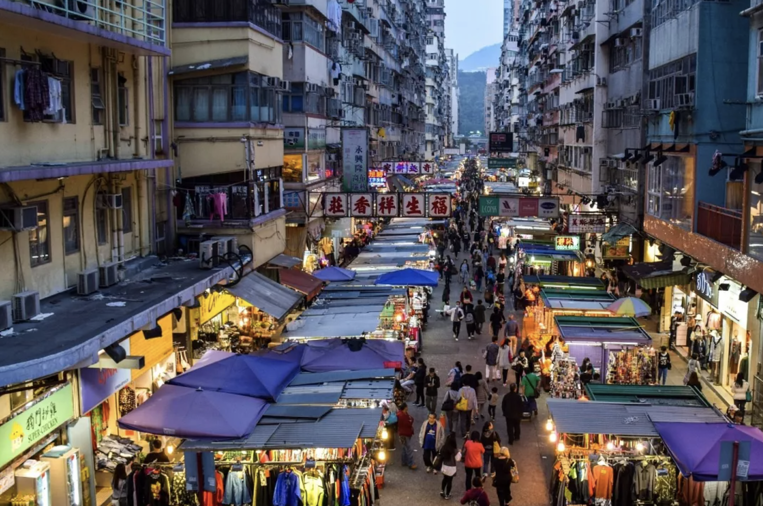 香港奢侈品零售业复苏_香港现时点购物商城_内地游客消费券影响