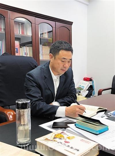 解伟回应“以丑出圈”被嘲：人丑但家乡不丑