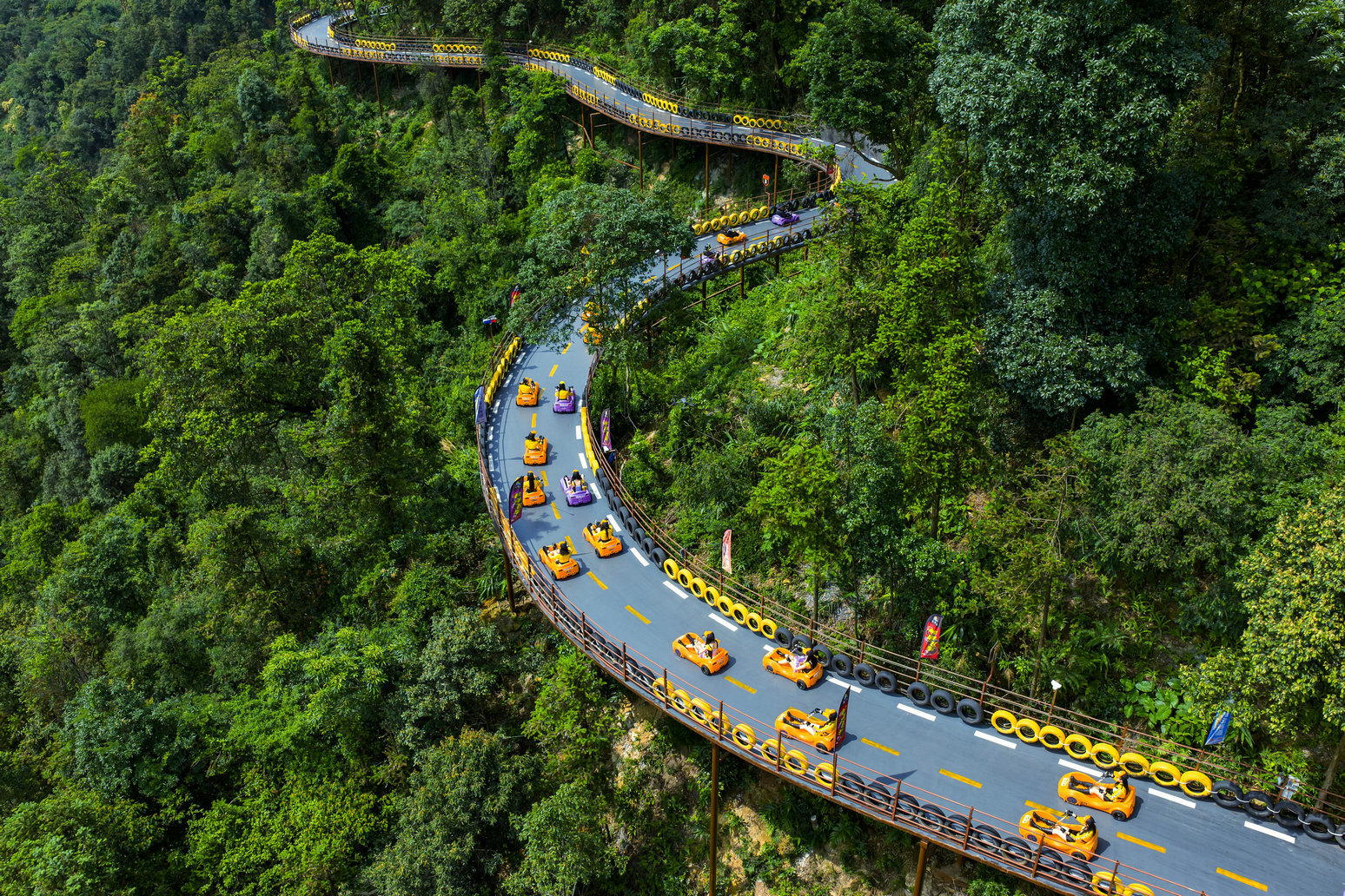 qq飞车全球挑战最后一关_古龙峡QQ飞车 真人赛 跨界联动
