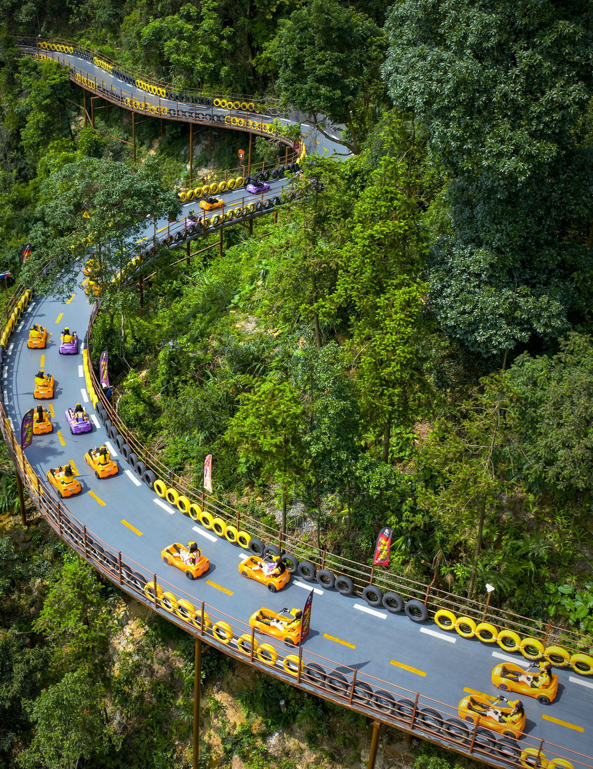 qq飞车全球挑战最后一关_古龙峡QQ飞车 真人赛 跨界联动